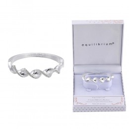 Silver twist bangle with sparkling details and a subtle background